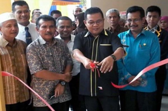 Ketua DPRD Gunting Pita