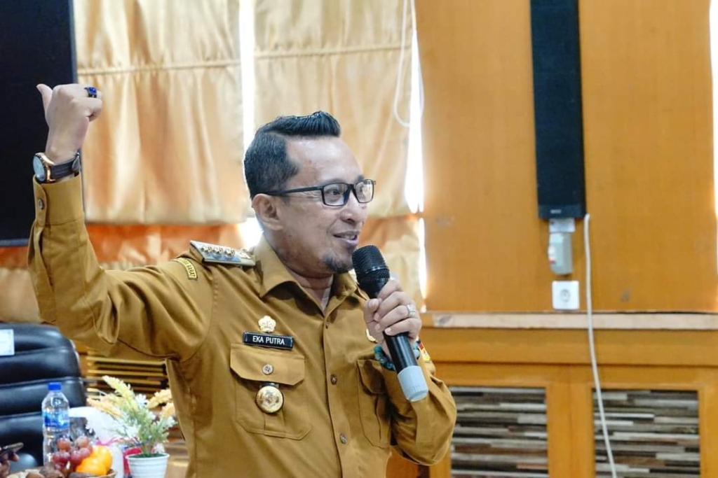 Bupati Tanah Datar Eka Putra memberikan sambutan saat menyerahkan SK pensiun