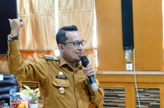 Bupati Tanah Datar Eka Putra memberikan sambutan saat menyerahkan SK pensiun